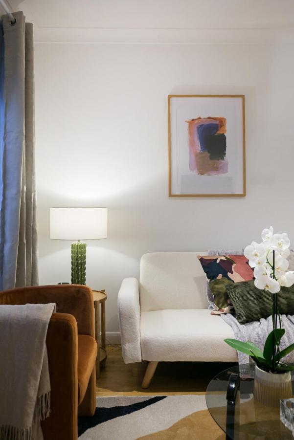 Perfectly Located 1 Bed Apartment Above Tube Station Londyn Zewnętrze zdjęcie