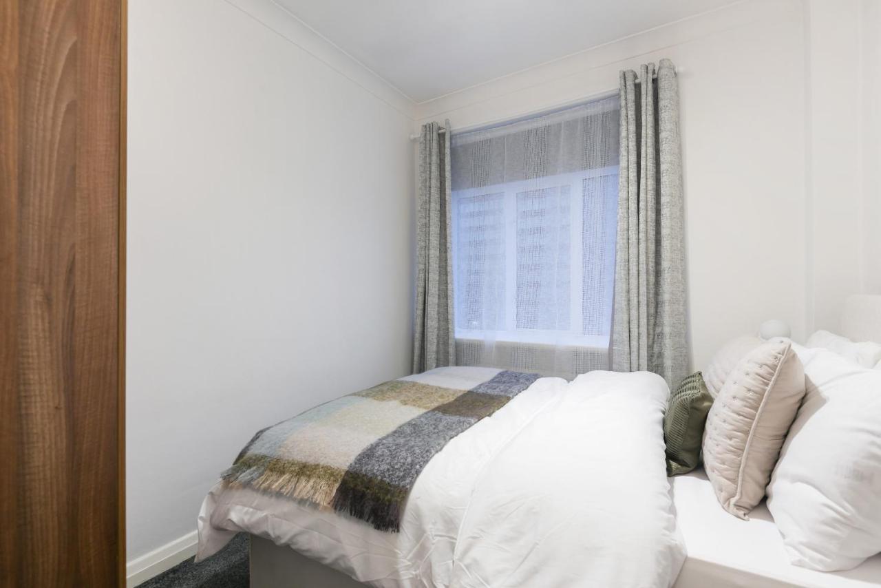 Perfectly Located 1 Bed Apartment Above Tube Station Londyn Zewnętrze zdjęcie