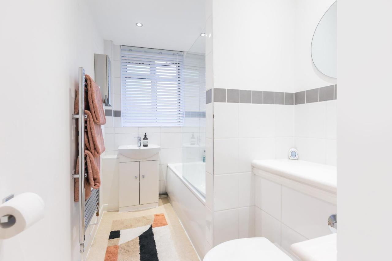 Perfectly Located 1 Bed Apartment Above Tube Station Londyn Zewnętrze zdjęcie